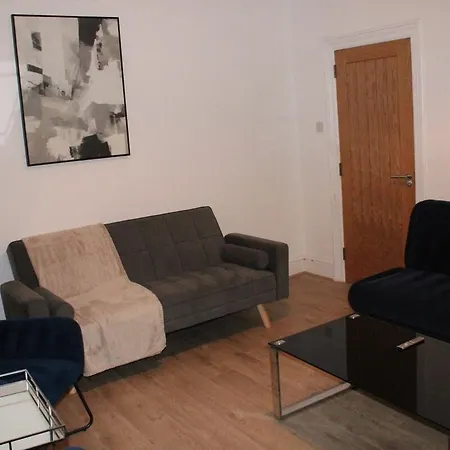 & Work Base - Sleeps 11, Parking & M606 *