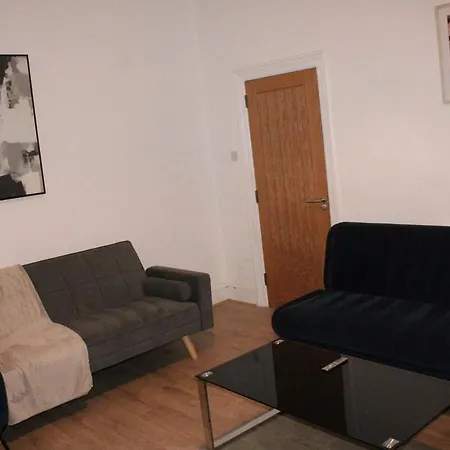 & Work Base - Sleeps 11, Parking & M606 * Bradford (West Yorkshire)