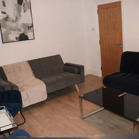 Сasa de vacaciones & Work Base - Sleeps 11, Parking & M606