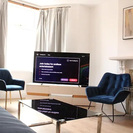 & Work Base - Sleeps 11, Parking & M606