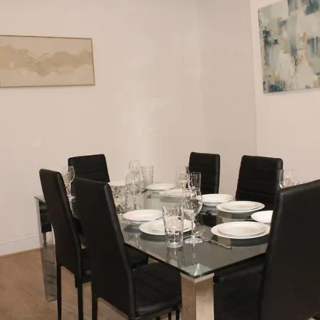Сasa de vacaciones & Work Base - Sleeps 11, Parking & M606 Bradford (West Yorkshire)
