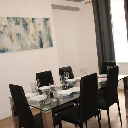 & Work Base - Sleeps 11, Parking & M606 Сasa de vacaciones Bradford (West Yorkshire)