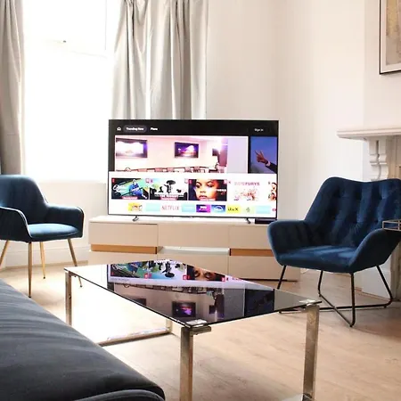 & Work Base - Sleeps 11, Parking & M606 Bradford (West Yorkshire)