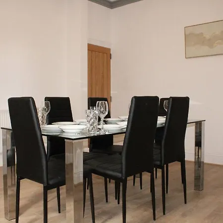 & Work Base - Sleeps 11, Parking & M606 Сasa de vacaciones *