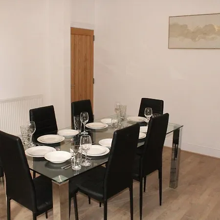 & Work Base - Sleeps 11, Parking & M606 Bradford (West Yorkshire)