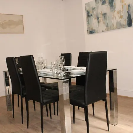 & Work Base - Sleeps 11, Parking & M606 Сasa de vacaciones *