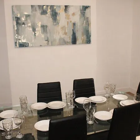& Work Base - Sleeps 11, Parking & M606 Сasa de vacaciones *