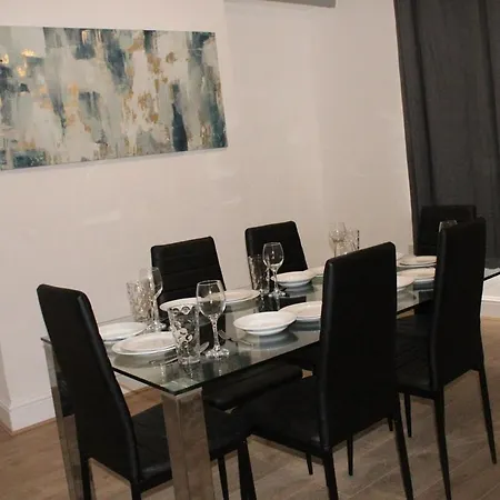 & Work Base - Sleeps 11, Parking & M606 Сasa de vacaciones