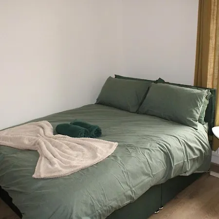 Сasa de vacaciones & Work Base - Sleeps 11, Parking & M606 *