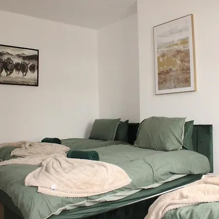 & Work Base - Sleeps 11, Parking & M606 Сasa de vacaciones Bradford (West Yorkshire)