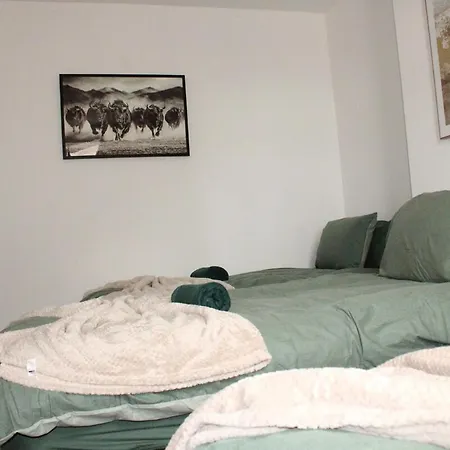 Сasa de vacaciones & Work Base - Sleeps 11, Parking & M606