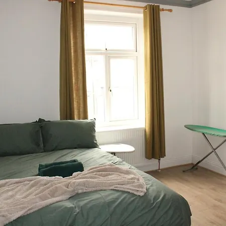 Сasa de vacaciones & Work Base - Sleeps 11, Parking & M606 Bradford (West Yorkshire)