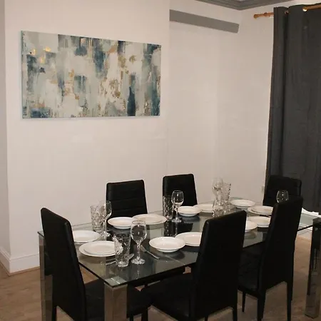 Сasa de vacaciones & Work Base - Sleeps 11, Parking & M606 *