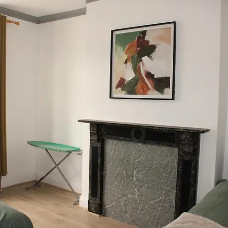 Сasa de vacaciones & Work Base - Sleeps 11, Parking & M606