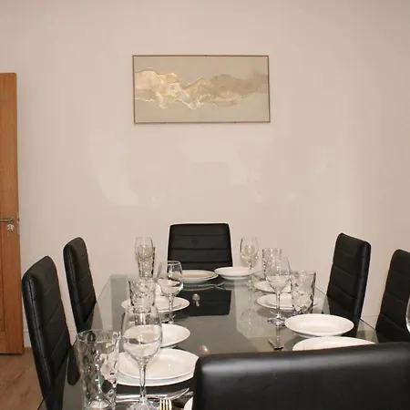 Сasa de vacaciones & Work Base - Sleeps 11, Parking & M606 *