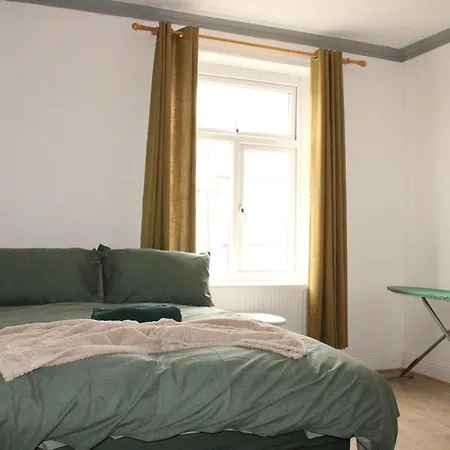 & Work Base - Sleeps 11, Parking & M606 *