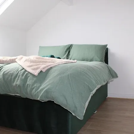 Сasa de vacaciones & Work Base - Sleeps 11, Parking & M606