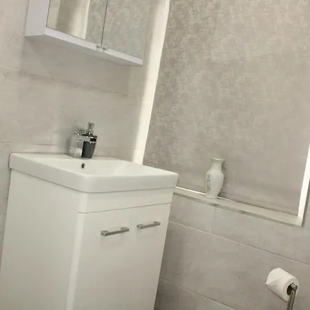 & Work Base - Sleeps 11, Parking & M606 *