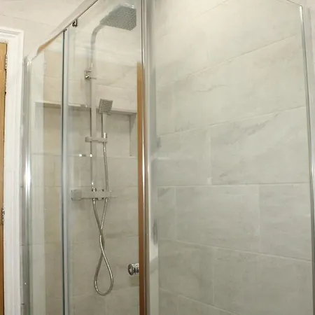 & Work Base - Sleeps 11, Parking & M606