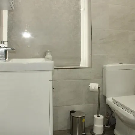 Сasa de vacaciones & Work Base - Sleeps 11, Parking & M606 *