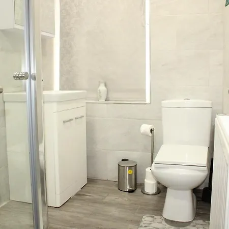 & Work Base - Sleeps 11, Parking & M606 Bradford (West Yorkshire)