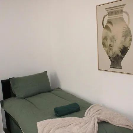 & Work Base - Sleeps 11, Parking & M606