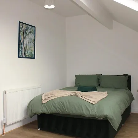 & Work Base - Sleeps 11, Parking & M606 Сasa de vacaciones Bradford (West Yorkshire)