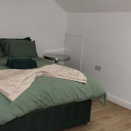 & Work Base - Sleeps 11, Parking & M606 Bradford (West Yorkshire)