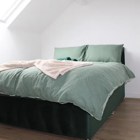 & Work Base - Sleeps 11, Parking & M606