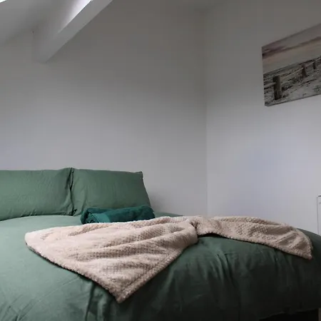 & Work Base - Sleeps 11, Parking & M606 * Bradford (West Yorkshire)