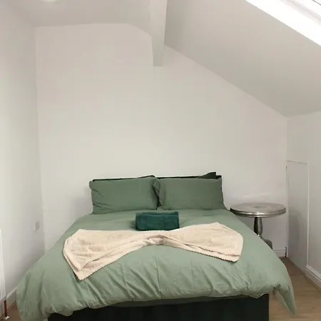 & Work Base - Sleeps 11, Parking & M606 * Bradford (West Yorkshire)
