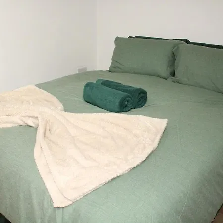 Сasa de vacaciones & Work Base - Sleeps 11, Parking & M606 *