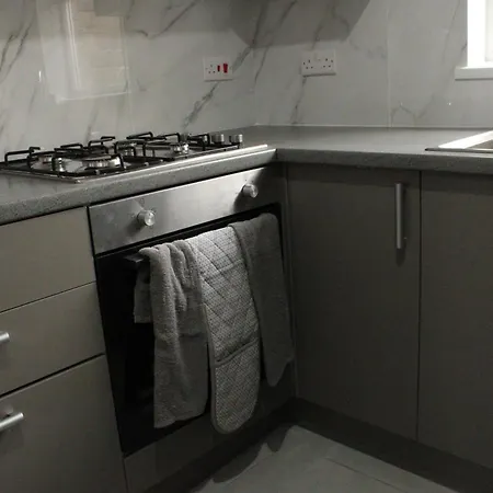 Сasa de vacaciones & Work Base - Sleeps 11, Parking & M606