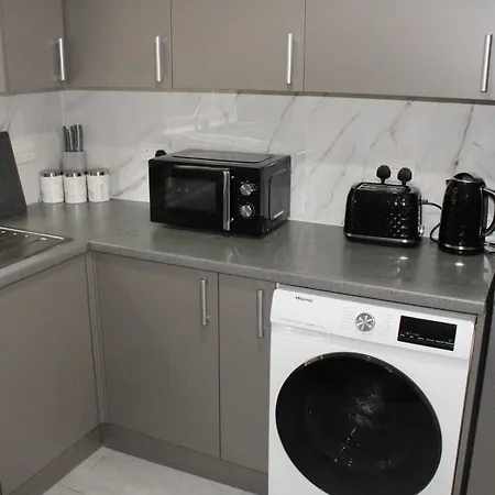 & Work Base - Sleeps 11, Parking & M606 *