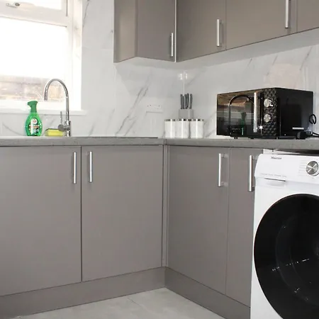 & Work Base - Sleeps 11, Parking & M606 * Bradford (West Yorkshire)