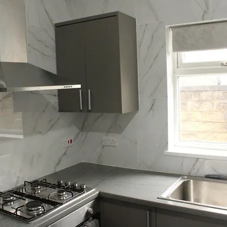 & Work Base - Sleeps 11, Parking & M606 Bradford (West Yorkshire)