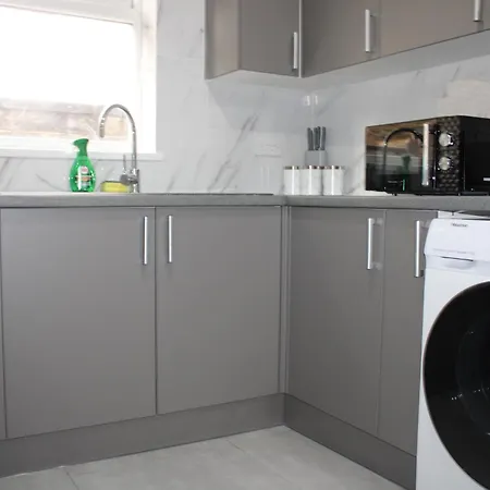 & Work Base - Sleeps 11, Parking & M606