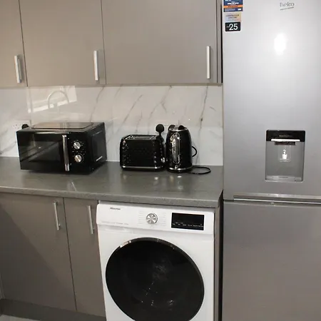 & Work Base - Sleeps 11, Parking & M606 * Bradford (West Yorkshire)