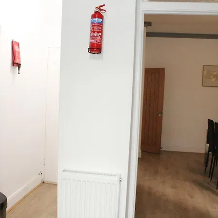 Сasa de vacaciones & Work Base - Sleeps 11, Parking & M606 *