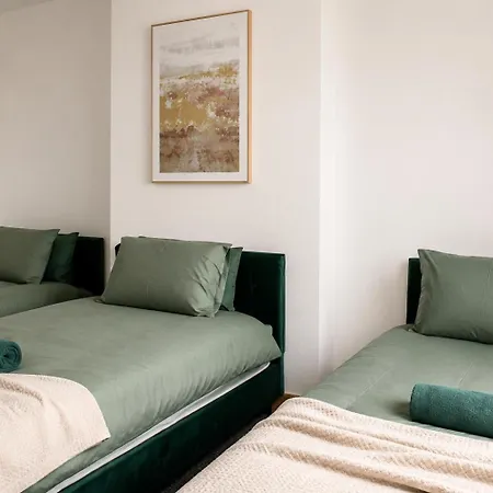 Сasa de vacaciones Contractors Home For 11 - 4Br, Fast Wifi & Free Parking - Near Bradford City Centre & University