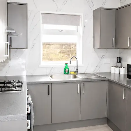 Contractors Home For 11 - 4Br, Fast Wifi & Free Parking - Near Bradford City Centre & University Сasa de vacaciones Bradford (West Yorkshire)